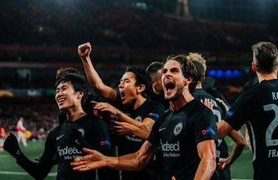 关于欧联集结日再迎强敌；法兰克福队长鼓劲；主帅态度：话题不断；更衣室氛围转暖的信息